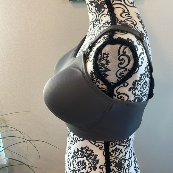 Warner’s Bra - Picture 2 of 4
